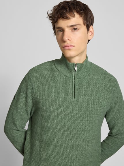 Männermodel trägt Troyer mit Stehkragen von Superdry in grün, Reine Baumwolle, Regular-Fit, Gerippte-Abschlüsse, Nahaufnahme Oberkörper.