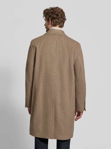 Männermodel trägt Mantel mit Reverskragen und Eingrifftaschen Modell 'NEKOLA' von DRYKORN in Beigebraun, Rückenansicht, Regular Fit, Baumwoll-Mix.