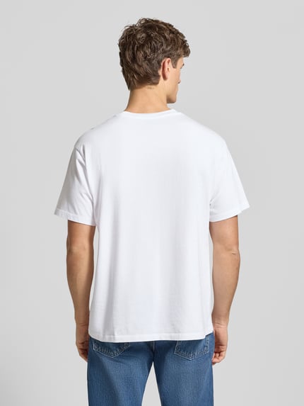 Mannelijk model draagt T-shirt met Label-Detail van Levi's®, wit katoen, losse pasvorm, geribde ronde hals, achterkant, volledige rugaanzicht.