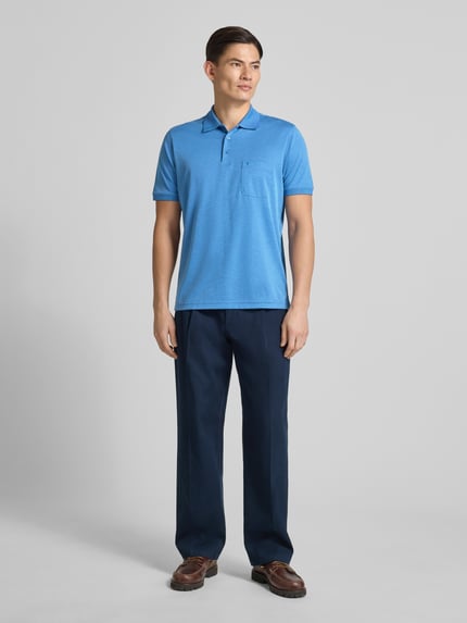 Männermodel trägt Regular Fit Poloshirt mit Brusttasche von RAGMAN in Himmelblau, reine Baumwolle, Ganzkörperansicht von vorne.