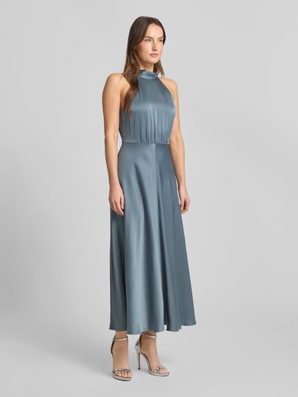 Vrouwenmodel draagt Maxikleid met Neckholder model 'RHEO' van Samsøe Samsøe in blauw, satijnlook, getailleerd, voorkant volledige lichaamsaanzicht.