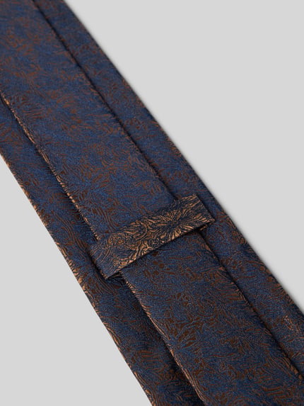 Produktfoto, Krawatte aus Seide im Allover-Look (7,5 cm) von MONTI, granatowo-brązowy wzór na całej powierzchni, detal z logo, klasyczny kształt, jedwab, szerokość w rozmiarze 1: 8 cm