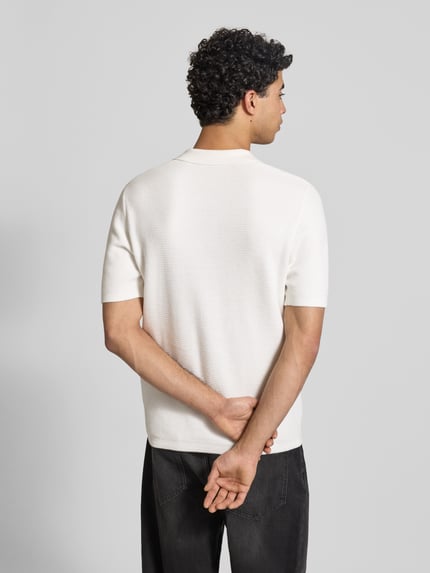Männermodel trägt Regular Fit Poloshirt aus reiner Baumwolle Modell 'ERIC' von Only & Sons, Optik: Unifarben, Struktur, Strick, Ganzkörperansicht Rückansicht.