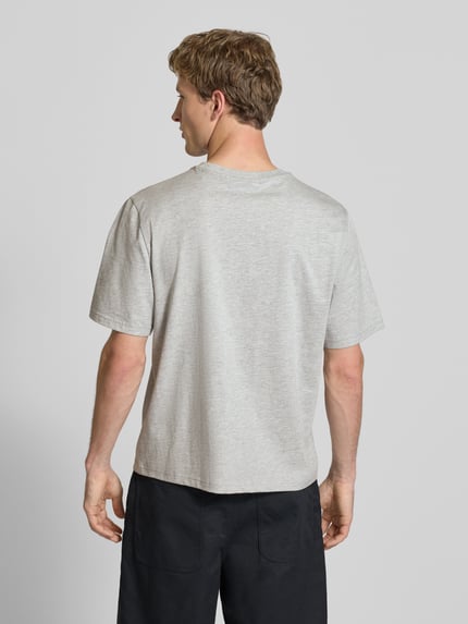 Männermodel trägt T-Shirt mit Rundhalsausschnitt und Logo-Stitching von REVIEW, graue Baumwolle, Regular Fit, Rückenansicht Ganzkörperansicht.