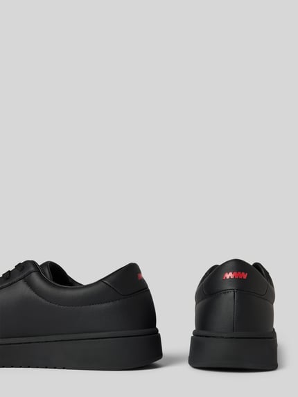 Productfoto, Low Top Sneaker met labelreliëf model 'NESTON_TENN_PU' van HUGO, unicolor, kunstleer, ronde neus, vlakke hak, gestructureerde zool.