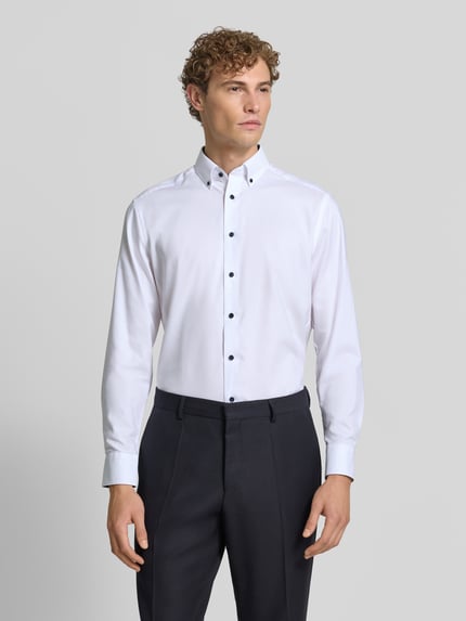 Männermodel trägt Modern Fit Businesshemd aus reiner Baumwolle von OLYMP, weiß, glatte Textur, Ganzkörperansicht von vorne, Herren Businesshemd von OLYMP