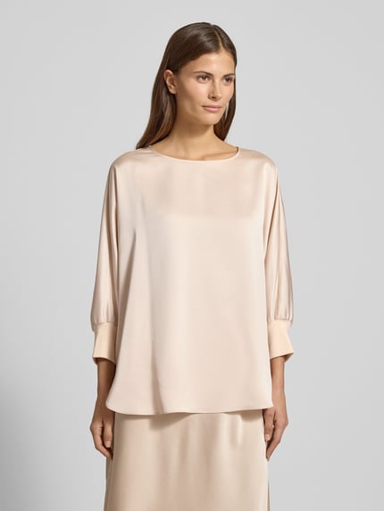 Frauenmodel trägt Blusenshirt aus Satin mit 3/4-Arm von JOOP!, Relaxed-Fit, Rundhalsausschnitt, Modell 'Bine2', Nahaufnahme Oberkörper.