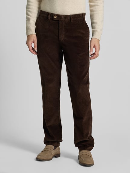 Męski model nosi Cordhose mit Gesäßtaschen Modell 'PARMA' od Hiltl, brązowy sztruks, proste nogawki, bawełna, widok z przodu, zbliżenie na nogi.