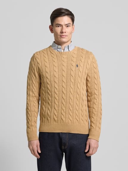 Männermodel trägt Strickpullover mit Label-Stitching von Polo Ralph Lauren in Beige, Reine Baumwolle, Regular-Fit, Rundhalsausschnitt, Gerippte Abschlüsse, Ganzkörperansicht von vorne.