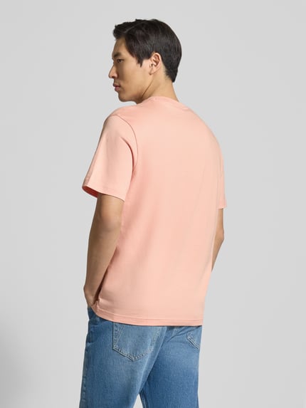 Męski model nosi Regular Fit Poloshirt aus reiner Baumwolle von Lacoste, jednolity kolor, krótkie rękawy, widok z tyłu na całe ciało.
