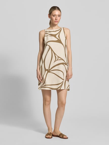 Frauenmodel trägt Minikleid mit Leinen-Anteil und U-Boot-Ausschnitt von Vila, Beige-Braun mit grafischem Muster, Viskose-Mix, Loose-Fit, Ganzkörperansicht von vorne, Rückenlänge bei Größe 36: 83 cm, Brustweite bei Größe 36: 46 cm, Modell PRISILLA.