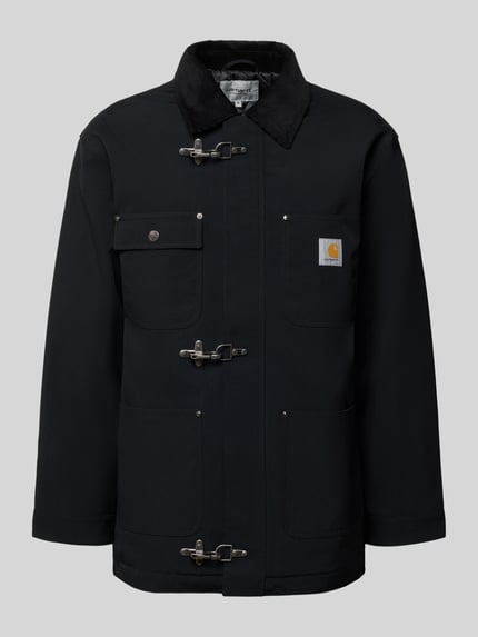 Produktfoto, Oversized Jacke mit Logo-Patch Modell 'Adair' van Carhartt Work In Progress, zwart, cord kraag, klepsluiting, borst- en steekzakken, oversized fit, metalen gespen, 81 cm ruglengte, 52 cm schouderbreedte, 64 cm borstbreedte, 64 cm mouwlengte