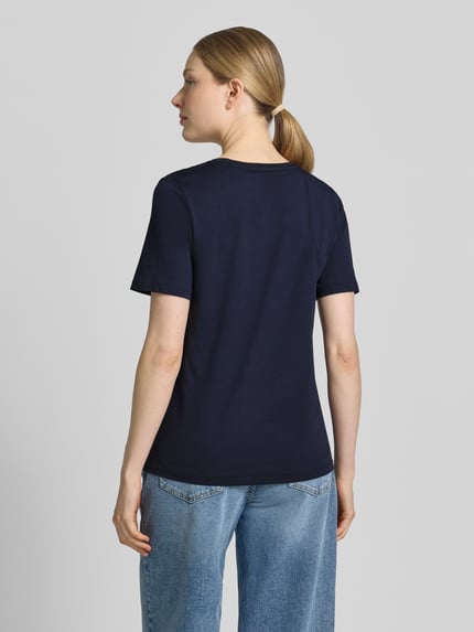 Frauenmodel trägt Regular Fit T-Shirt aus reiner Baumwolle von Marc O'Polo, Optik: Unifarben, Passform: Regular-Fit, V-Ausschnitt, Ärmelform: Kurzarm, Material: Reine Baumwolle, Ganzkörperansicht Rückansicht.