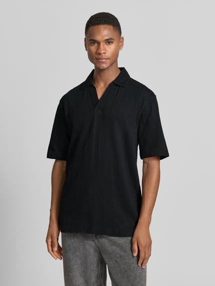 Männermodel trägt Relaxed Fit Poloshirt mit Strukturmuster Modell 'DALIBO' von HUGO, Optik: Unifarben, Passform: Relaxed-Fit, Material: Reine Baumwolle, Ganzkörperansicht von vorne.