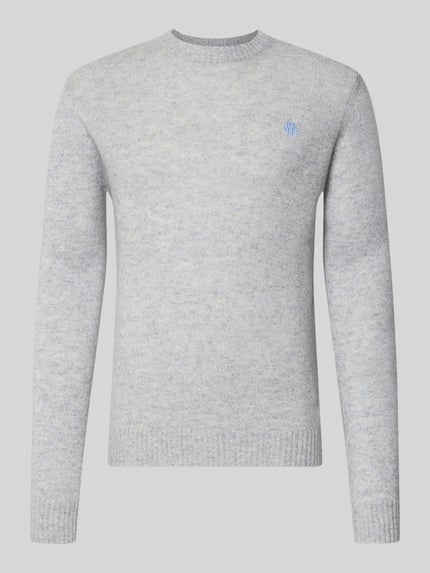 Produktfoto, Slim Fit Strickpullover aus reiner Wolle mit Label-Stitching von MCNEAL in Hellgrau, gerippte Abschlüsse, Herrenmodell, Vorderansicht, Rückenlänge 66 cm, Ärmellänge 69 cm