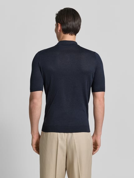 Männermodel trägt Slim Fit Poloshirt aus reiner Seide van GRAN SASSO, donkerblauw, semitransparent, korte mouw, rugaanzicht, ganzkörperansicht rückansicht.