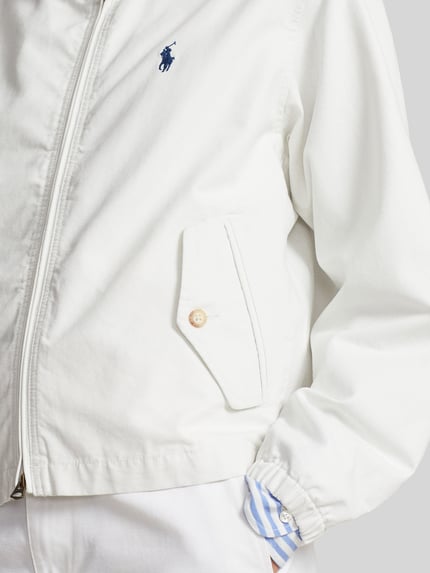 Mężczyna nosi Regular Fit Blouson aus reiner Baumwolle od Polo Ralph Lauren, biała, jednolita, logo, kieszenie boczne, bawełna, detal zbliżenia torsu.
