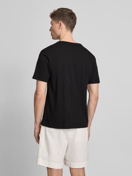 Männermodel trägt T-Shirt mit Logo und Rundhalsausschnitt von GAP in Schwarz aus Reine Baumwolle, Regular-Fit, Rückenlänge 66 cm, Ganzkörperansicht Rückansicht.