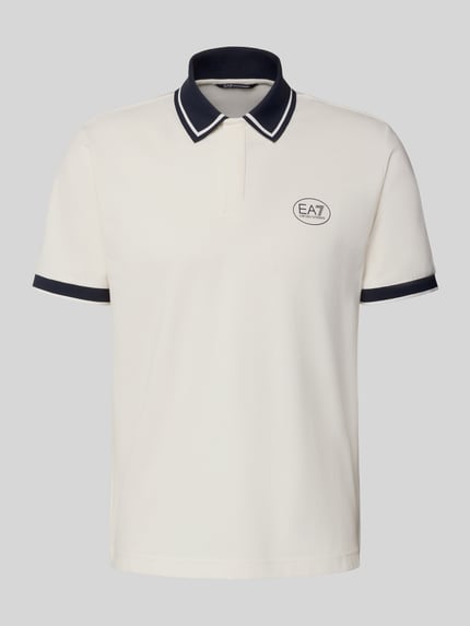 Produktfoto, Regular Fit Poloshirt mit Logo-Print von EA7 Emporio Armani aus elastischem Baumwoll-Mix in Weiß mit dunklen Bündchen und Polokragen.