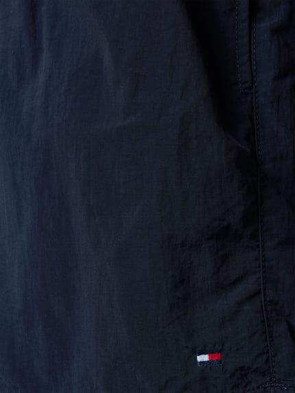 Produktfoto, Regular Fit Badehose mit Logo Stitching von Tommy Hilfiger, Optik: Unifarben, glatte Textur, dunkles Blau, feine Stitching-Applikation