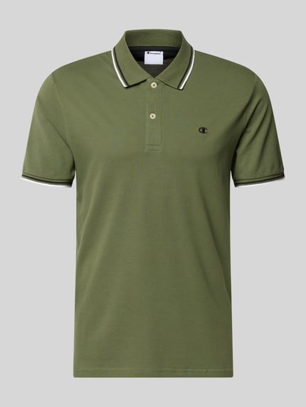 Produktfoto, Slim Fit Poloshirt mit Label-Stitching von CHAMPION aus reiner Baumwolle in Olivgrün mit Knopfleiste und weißem Kragenabschluss.