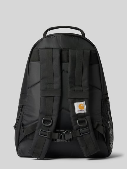 Produktfoto, Rucksack mit Logo-Patch Modell 'KICKFLIP' von Carhartt Work In Progress in Schwarz mit Reißverschlusstasche und verstellbaren Schulterträgern, strukturierte Oberfläche, Maße: 44x47x16 cm, Schulterriemen 66 cm, Kontext: Herren Rucksack mit Hauptfach und Logo-Patch, neutraler Hintergrund
