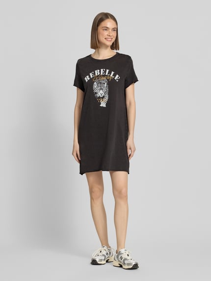 Modelka kobieca nosi Leicht ausgestelltes Freizeitkleid aus reiner Baumwolle Modell 'LUCY' od Only w kolorze melanżowym, z połyskującym nadrukiem motywu, z krótkim rękawem, wykonane z czystej bawełny organicznej, prosty dół, krój lekko rozkloszowany, mini długość, perspektywa: widok całej sylwetki z przodu.