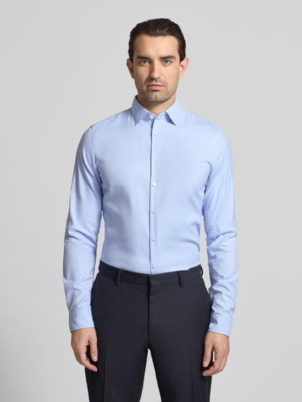 Mannenmodel draagt lichtblauw 'Slim Fit Business-Hemd met Kentkragen en extra langem Ärmel' van Jake*s, materiaal-mix met stretch, slanke pasvorm, lange mouw, kentkraag, voorkant hele lichaam.