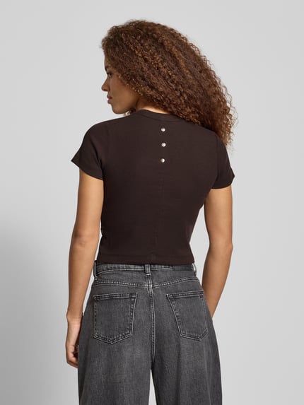 Männermodel trägt Cropped T-Shirt mit Knopfleiste Modell 'Heritage' von G-Star Raw, czarny, bawełna z elastanem, faktura prążkowana, całkowity widok z tyłu