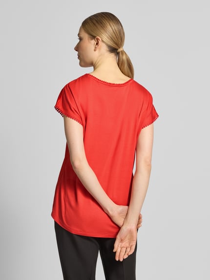 Vrouwenmodel draagt T-Shirt aus Satin mit Häkelspitze van Christian Berg Woman in rood, regular fit, ronde hals, achteraanzicht, satin, haakrand, ruglengte maat 36: 63 cm. Ganzlichaamsaanzicht rugaanzicht.