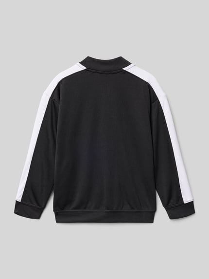 Jongen draagt sweatjack met print van Blue Seven in zwart-wit, los model, ritssluiting, elastische boorden, print, rugaanzicht.