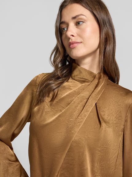 Vrouwenmodel draagt regular fit blouse met lange mouwen van satijn in goudkleur, Regular Fit Langarmbluse aus Satin van Jake*s Collection, close-up bovenlichaam.