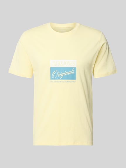 Produktfoto, jasny żółty męski t-shirt z nadrukiem z napisem, bawełna woskowana, krój regular fit, okrągły dekolt, długość tyłu w rozmiarze M: 67 cm, model 'RHYERES' od Jack & Jones