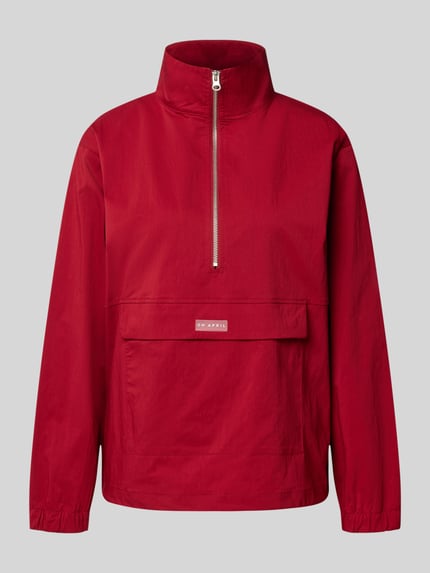 Produktfoto, czerwony Windbreaker z zamkiem błyskawicznym, Saszetka nerka, Detal z logo, krój regular fit, model 'Livia' od OH APRIL
