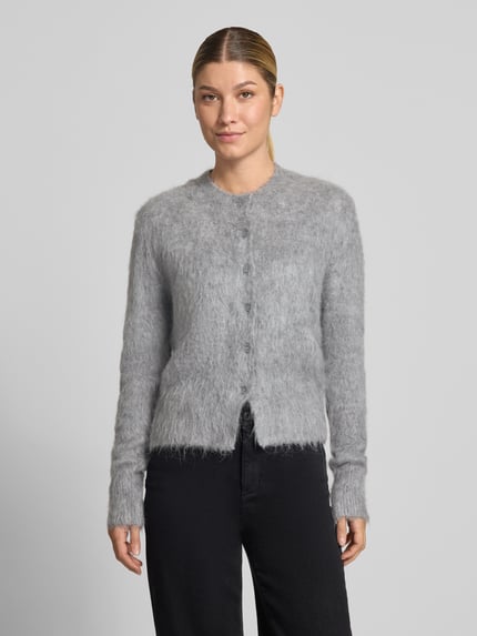 Frauenmodel trägt Strickjacke aus Alpaka-Mix Modell 'Tulinda' von someday, grau, weiche Textur, Knopfleiste, Nahaufnahme Oberkörper. Damen Strickjacke, Regular Fit, Rundhalsausschnitt, Rückenlänge 53 cm, Ärmellänge 80 cm.