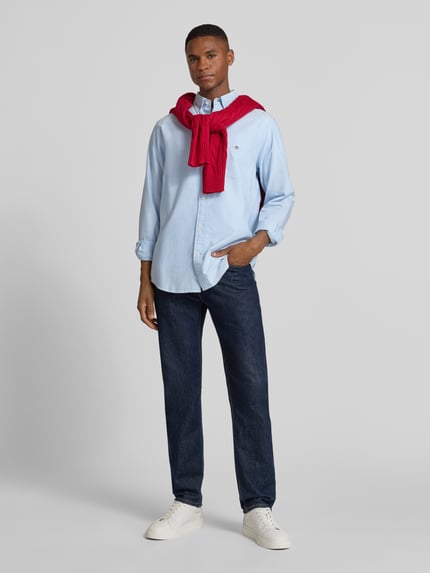 Männermodel trägt Regular Fit Freizeithemd mit Brusttasche Modell 'OXFORD' von GANT in Hellblau, unifarben, Baumwolle, Ganzkörperansicht von vorne