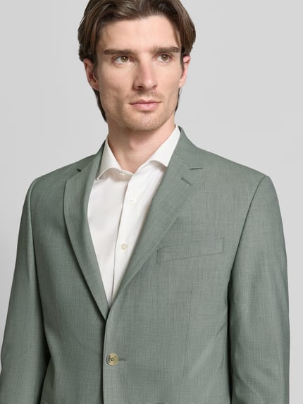 Männermodel trägt Regular Fit Anzugjacke mit Viskose-Mix von HECHTER PARIS, hellgrüner Elastischer-Material-Mix, Nahaufnahme Oberkörper.