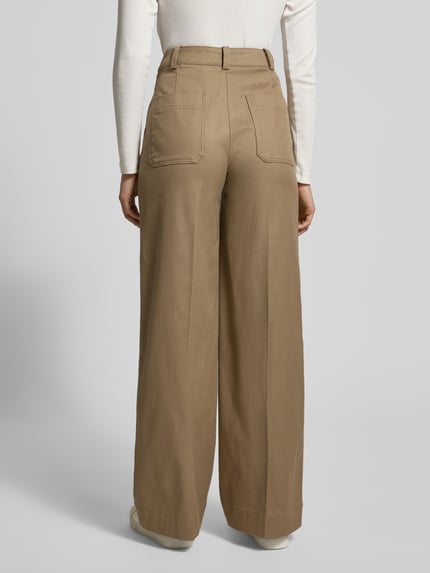 Vrouwenmodel draagt Wide Leg Hose aus Baumwoll-Lyocell-Mix van Marc O’Polo, beige, unikleurig, met labelstiksel en achterzakken. Ganzkörperansicht Rückansicht.