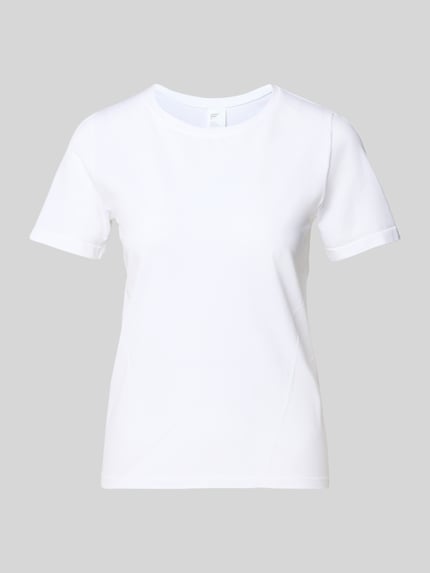 Produktfoto, weißes Regular Fit T-Shirt mit Rundhalsausschnitt Modell 'Feather' von Fabletics, glatte Oberfläche, elastischer Material-Mix
