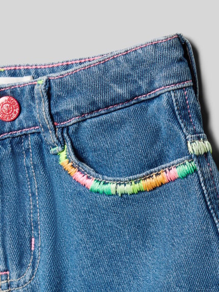 Produktfoto, Bermudas im 5-Pocket-Design von BILLIEBLUSH in Blau mit bunten Details, reine Baumwolle, sichtbare Textur, Detailaufnahme