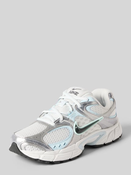 Produktfoto, Sneaker mit Logo-Patch von Nike, weiß mit silbernen und hellblauen Details, Netzstruktur, Damen Sneaker von Nike