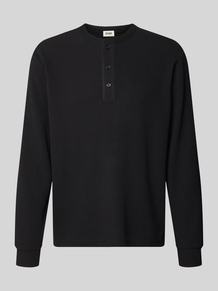 Produktfoto, schwarzer Regular Fit Pullover mit Knopfleiste Modell 'Kilano' von Drykorn aus Baumwoll-Mix mit Strukturmuster, Rundhalsausschnitt