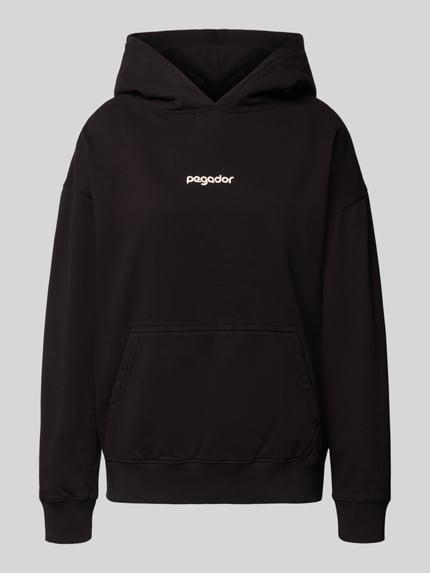 Productfoto, zwarte Oversized Hoodie met kangoeroezak en logo van Pegador, katoenmix, model 'AVERSA'.