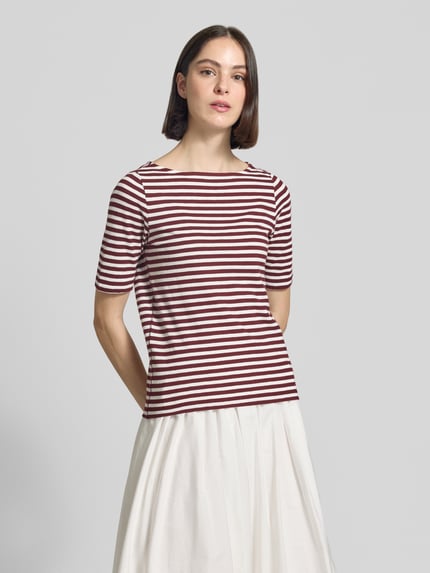Vrouwenmodel draagt Slim Fit T-Shirt uit pure katoen van s.Oliver RED LABEL met allover strepen, label patch, U-boothals, halve mouw, jersey vlamgaren, witte en bordeaux rode kleuren, vooraanzicht van het bovenlichaam.