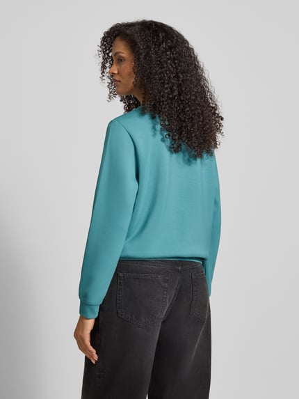Frauenmodel trägt Regular Fit Sweatshirt mit Viskose-Anteil von Tom Tailor, Optik: Unifarben, Langarm, elastischer Ärmel- und Rumpfabschluss, Materialverarbeitung: Sweat, Ganzkörperansicht Rückansicht.
