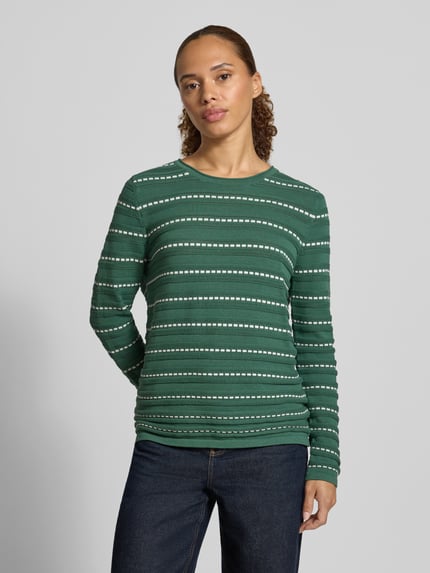 Frauenmodel trägt Regular Fit Longsleeve aus reiner Baumwolle von Christian Berg Woman in Grün mit weißen Streifen, Strick-Optik, Ganzkörperansicht von vorne. Rückenlänge 58 cm, Ärmellänge 65 cm, Rundhalsausschnitt.