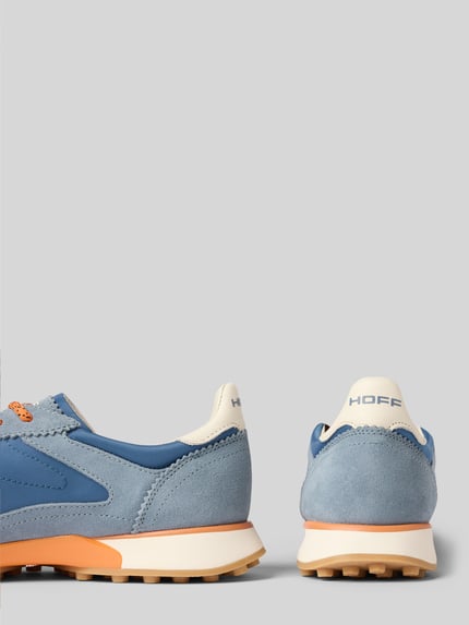 Produktfoto, Sneaker aus Leder-Mix mit Logo-Detail Modell 'Bridge' von HOFF, blaue und beige Farbtöne, profilierte Sohle, abgerundete Passform