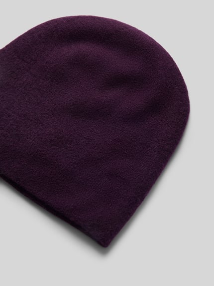 Produktfoto, Doppelt gestrickte Beanie aus reinem Kaschmir von Seeberger in dunklem Lila, feine Strick-Optik, Label-Detail metallic