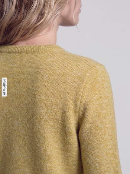 Vrouwenmodel draagt Regular fit pullover uit wolmix model 'LULU' van Selected in okergeel, Dames pullover, detailopname, KI-modificeerd beeld
