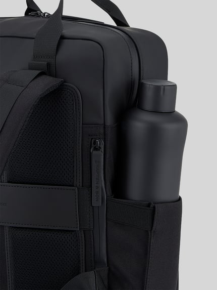 Produktfoto, Rucksack mit Label-Detail von Kapten & Son z mieszanki materiałów, główna przegroda z zamkiem błyskawicznym, uchwyt, paski na ramię, boczna przegródka z zamkiem błyskawicznym, detal z logo, szerokość 28 cm, długość 37 cm, głębokość 12 cm, długość paska 62 cm
